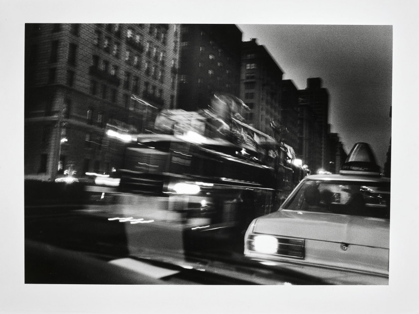 Willy RONIS 1910 - 2009 Passage d'un camion de pompiers sur Madison Avenue - New York, 1981 Épreuve argentique (c. 1990)