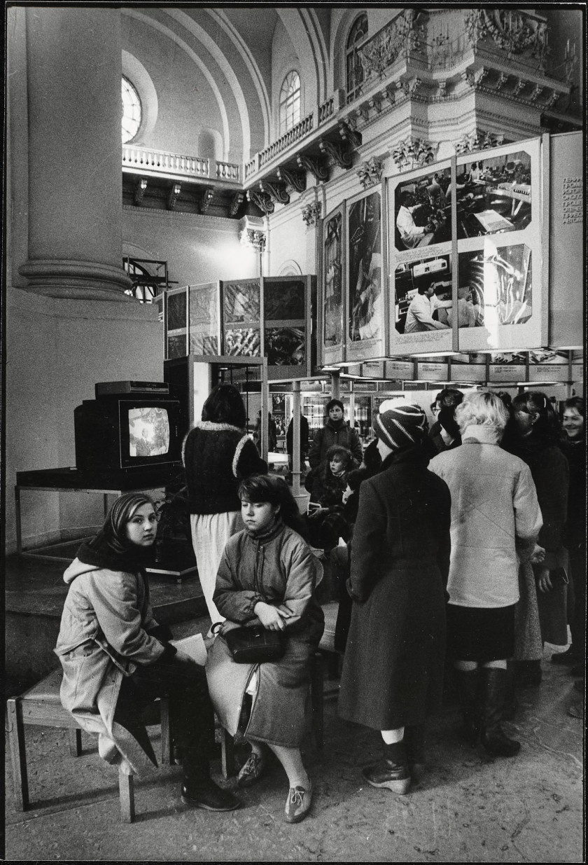 Willy RONIS 1910 - 2009 Leningrad, 1986 - Au square des Arts, M. Perov, centenaire - Exposition technologique à Smolny - Enfant russ...