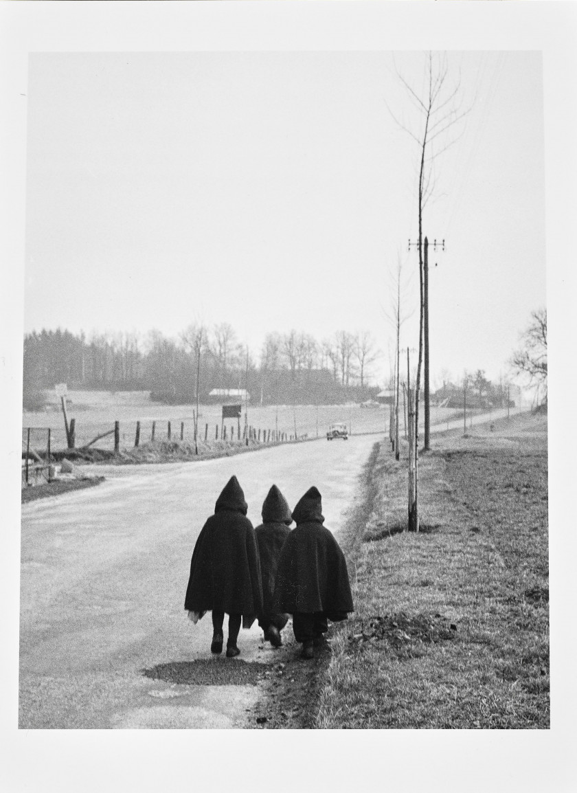 Willy RONIS 1910 - 2009 Lorraine, 1954 - Le repos du cirque Pinder, Touraine, 1956 - Île Saint-Louis, Paris, 1983 Trois épreuves arg...