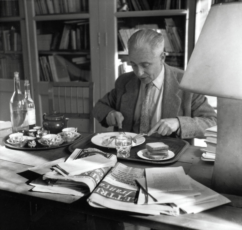 Willy RONIS 1910 - 2009 Elsa Triolet et Louis Aragon à Saint-Arnoult, 1952 - Elsa Triolet et Louis Aragon à Paris, rue de la Sourdiè...