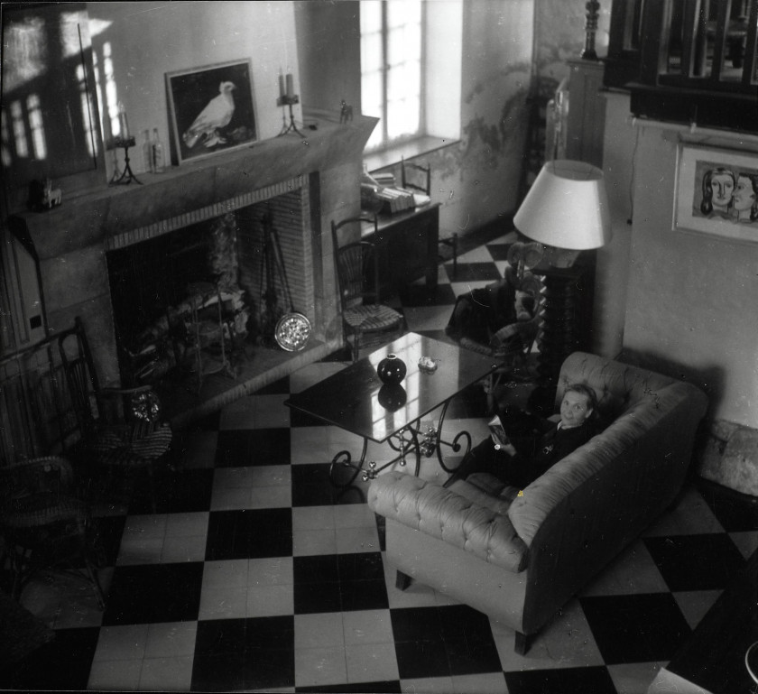 Willy RONIS 1910 - 2009 Elsa Triolet et Louis Aragon à Saint-Arnoult, 1952 - Elsa Triolet et Louis Aragon à Paris, rue de la Sourdiè...