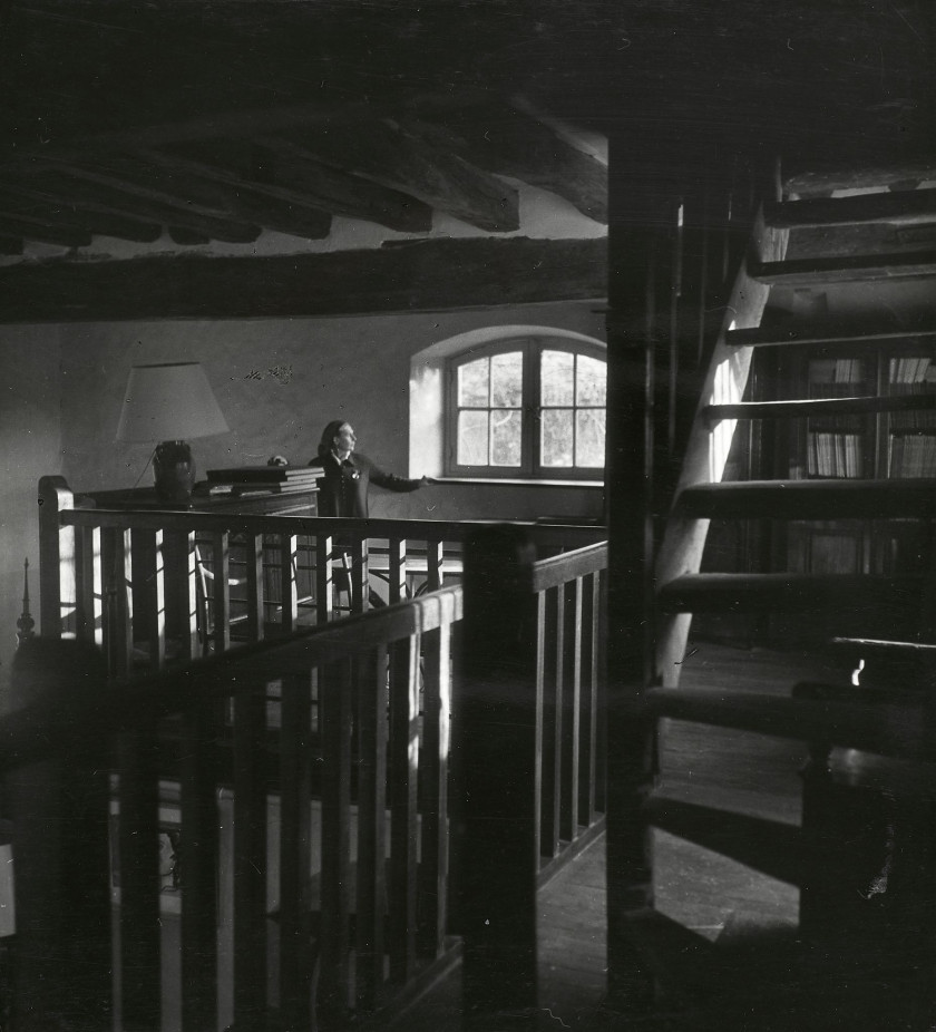 Willy RONIS 1910 - 2009 Elsa Triolet et Louis Aragon à Saint-Arnoult, 1952 - Elsa Triolet et Louis Aragon à Paris, rue de la Sourdiè...