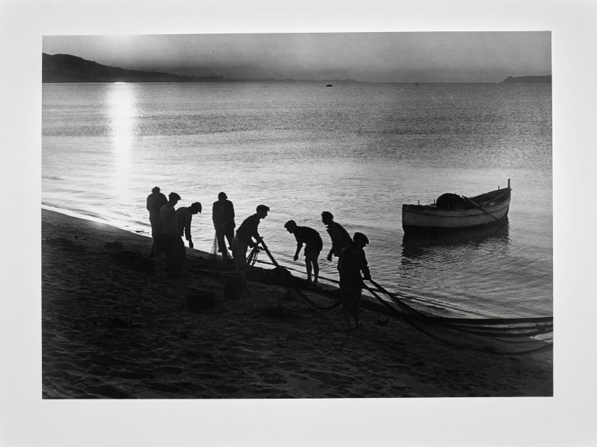 Willy RONIS 1910 - 2009 Les pêcheurs - La Bocca, Cannes, 1945 Épreuve argentique (c. 1990)