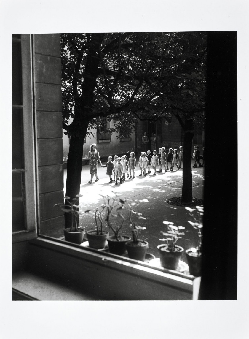 Willy RONIS 1910 - 2009 Portfolio Belleville-Ménilmontant - Rue Laurence Savart, 1948 - Rue Clavel, 1948 - Maternelle - Cour, rue Pi...