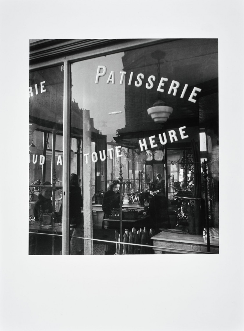 Willy RONIS 1910 - 2009 Boulangerie à l'angle de la rue des Amandiers et de la rue des Partants - Paris, c. 1950 Épreuve argentique...