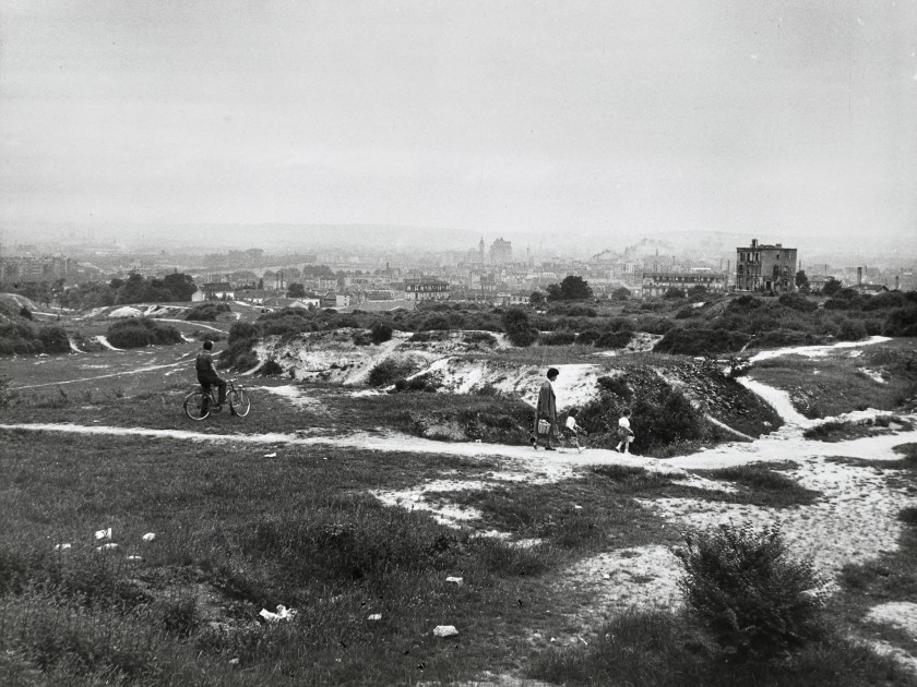 Willy RONIS 1910 - 2009 Banlieues de Paris Porte de Vanves, 1947 - Cité Shell, 1949 - Aubervilliers, 1950 - Le Pré Saint-Gervais et...