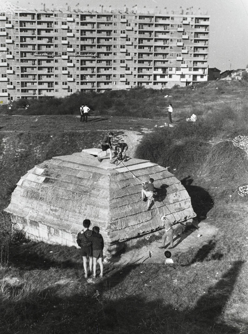 Willy RONIS 1910 - 2009 Banlieues de Paris Porte de Vanves, 1947 - Cité Shell, 1949 - Aubervilliers, 1950 - Le Pré Saint-Gervais et...