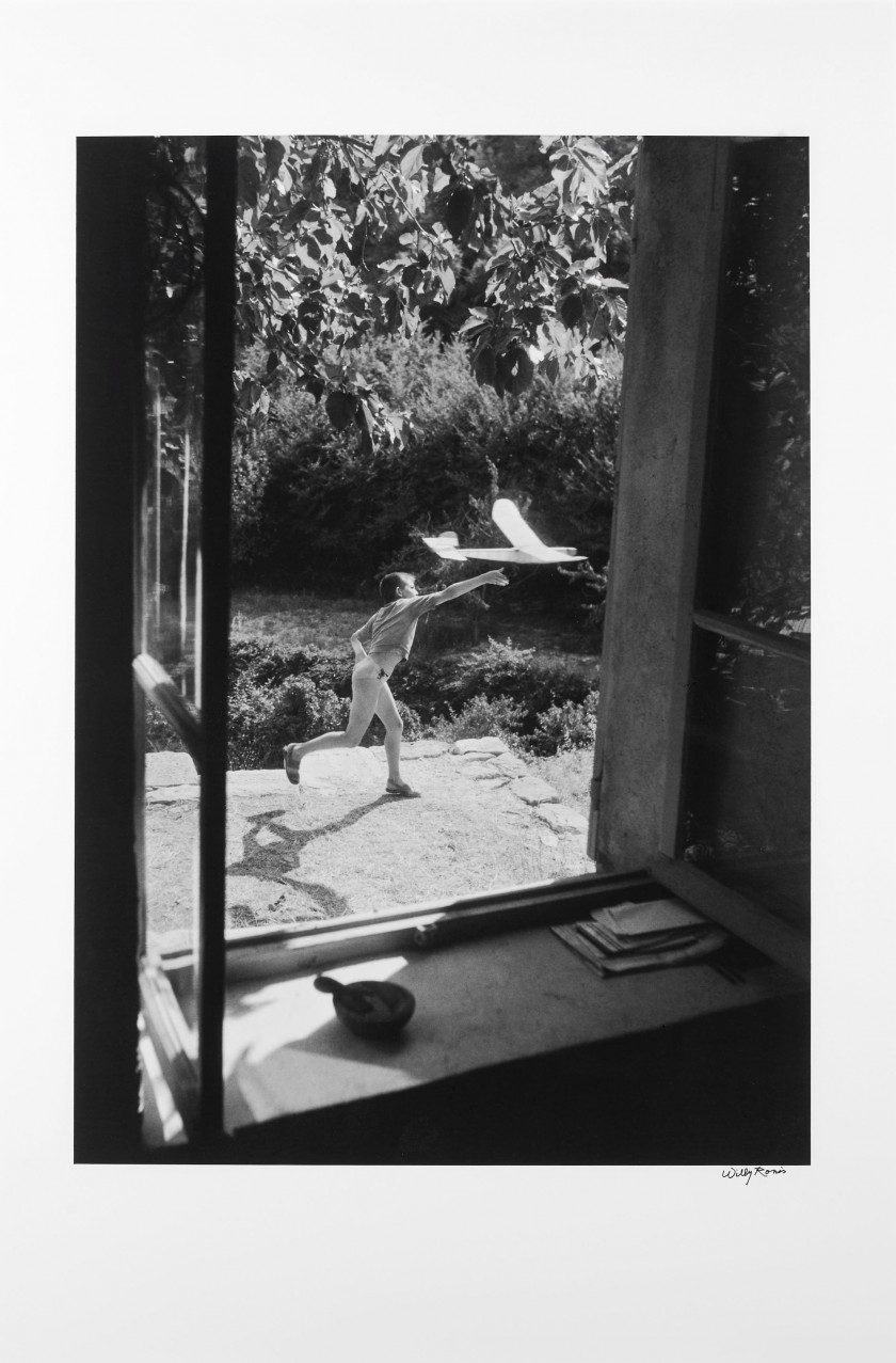 Willy RONIS 1910 - 2009 Vincent aéromodeliste - Gordes, 1952 Épreuve argentique, signée à l'encre dans la marge inférieure à droite