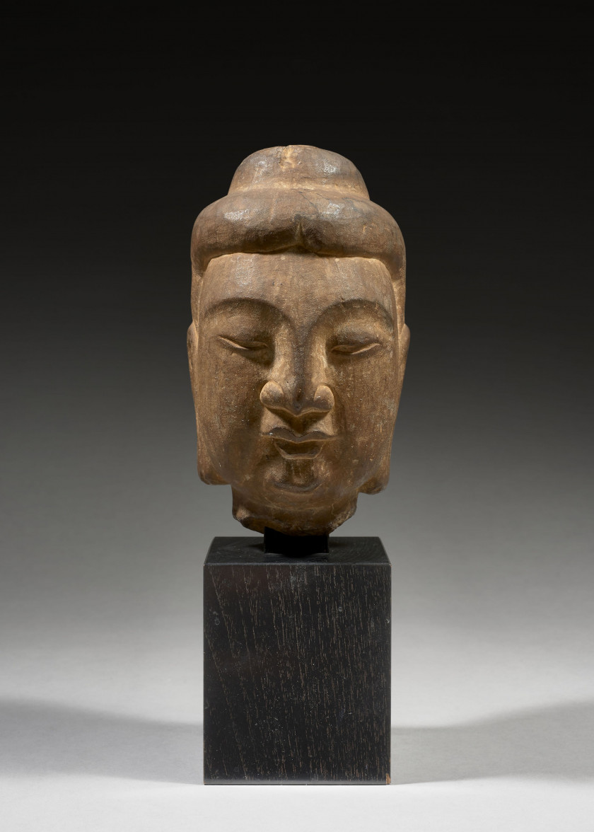 TÊTE DE BOUDDHA EN PIERRE GRISE SCULPTÉE, Chine, dynastie des Qi du Nord ou début de l'époque Tang, VIe-VIIe siècle