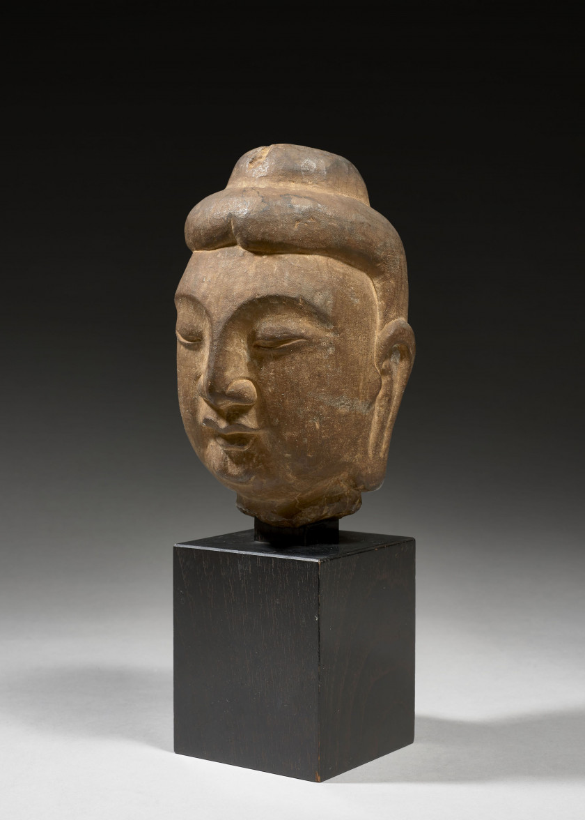 TÊTE DE BOUDDHA EN PIERRE GRISE SCULPTÉE, Chine, dynastie des Qi du Nord ou début de l'époque Tang, VIe-VIIe siècle