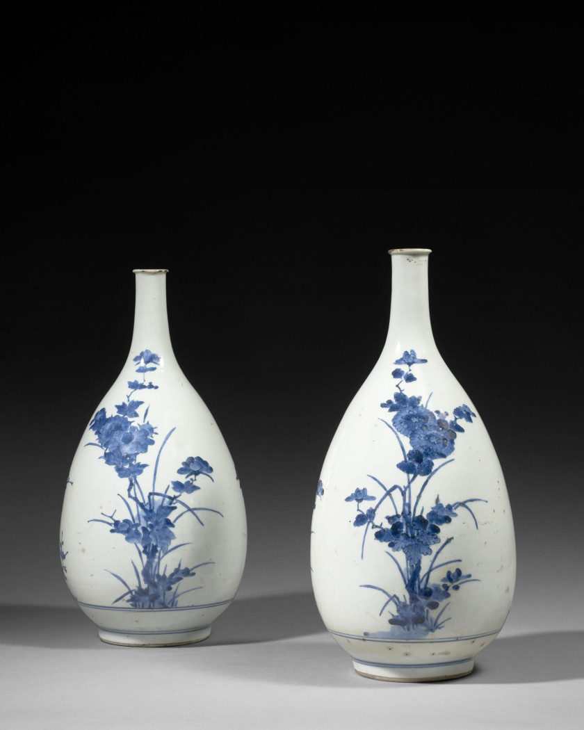 PAIRE DE GRANDS VASES BOUTEILLES EN PORCELAINE BLEU BLANC, Japon, Arita, époque Edo, XVIIe-XVIIIe siècle