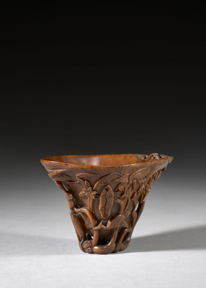 COUPE LIBATOIRE EN CORNE DE RHINOCÉROS SCULPTÉE Chine, dynastie Qing, XVIIe-XVIIIe siècle