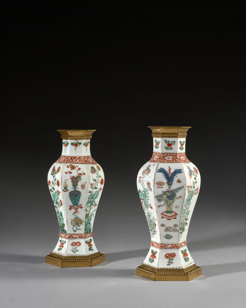 PAIRE DE VASES EN PORCELAINE FAMILLE VERTE, Chine, dynastie Qing, époque Kangxi (1662-1722)