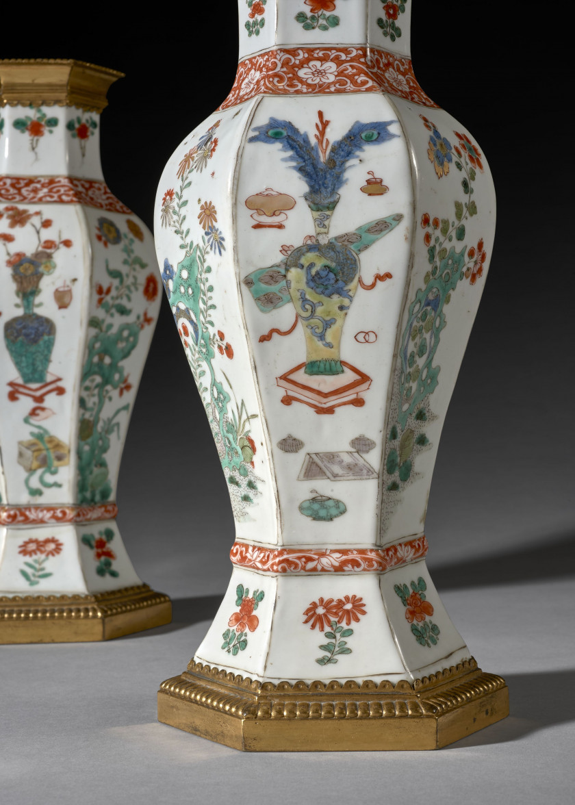 PAIRE DE VASES EN PORCELAINE FAMILLE VERTE, Chine, dynastie Qing, époque Kangxi (1662-1722)