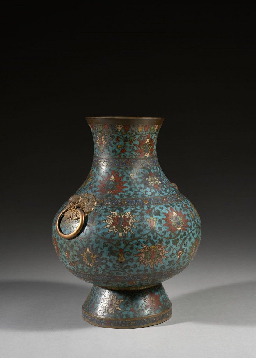 VASE HU EN BRONZE ET ÉMAUX CLOISONNÉS, Chine, dynastie Ming, XVIe-XVIIe siècle