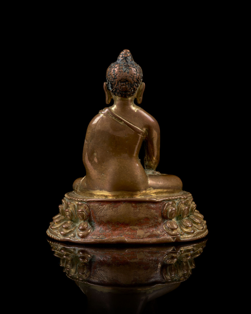 BOUDDHA SHAKYAMUNI EN CUIVRE DORÉ, Népal ou Tibet, XIVe-XVe siècle