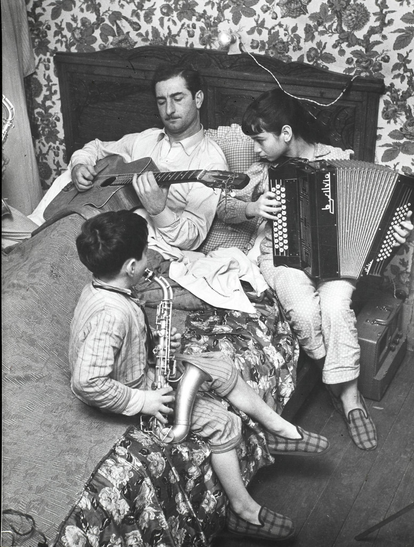 Willy RONIS 1910 - 2009 Un dimanche matin chez les Zavatta, 1949 Deux épreuves argentiques d'époque et une épreuve argentique (c. 19..