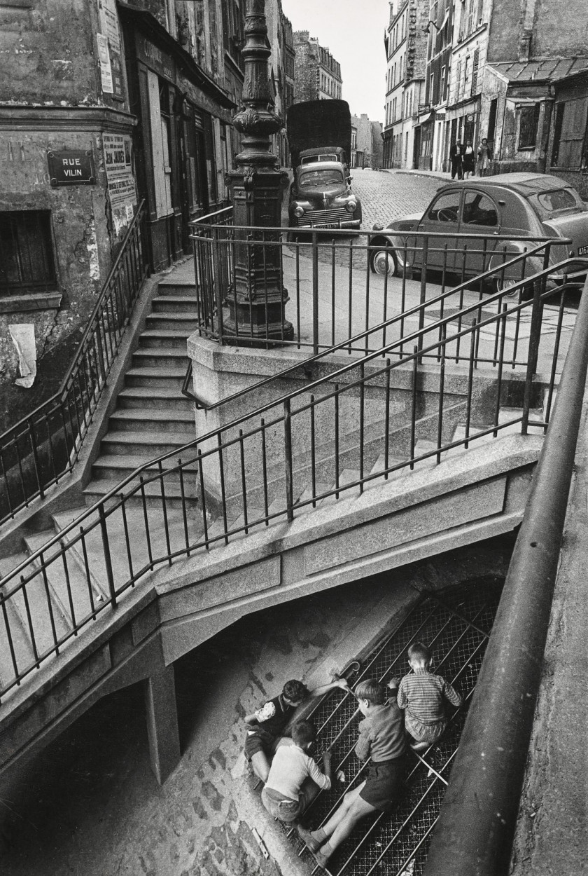 Willy RONIS 1910 - 2009 Carrefour des rues Vilin et Piat (dit Escaliers, rue Vilin) - Belleville, Paris, 1959 Épreuve argentique d'é..