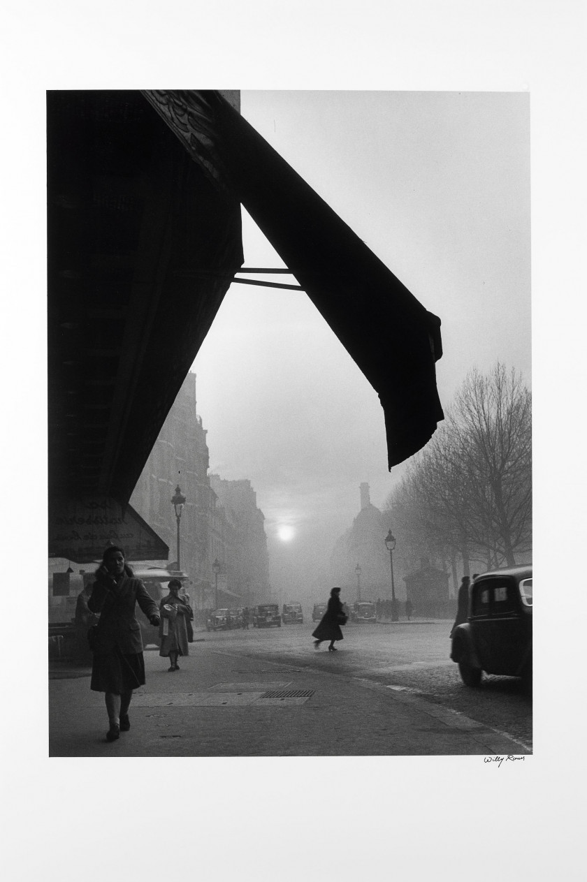 Willy RONIS 1910 - 2009 Carrefour Sèvres-Babylone - Paris, 1948 Épreuve argentique, signée à l'encre dans la marge inférieure à droi..