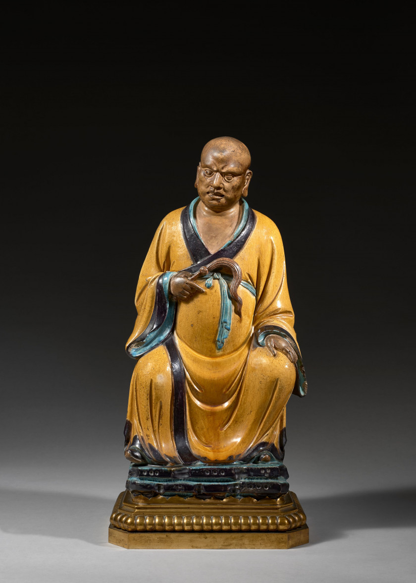 IMPORTANTE STATUE DE LUOHAN EN GRÈS ÉMAILLÉ JAUNE, TURQUOISE ET AUBERGINE, Chine, dynastie Ming (1368-1644)