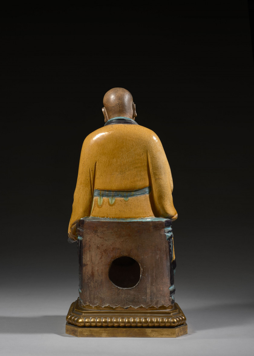 IMPORTANTE STATUE DE LUOHAN EN GRÈS ÉMAILLÉ JAUNE, TURQUOISE ET AUBERGINE, Chine, dynastie Ming (1368-1644)