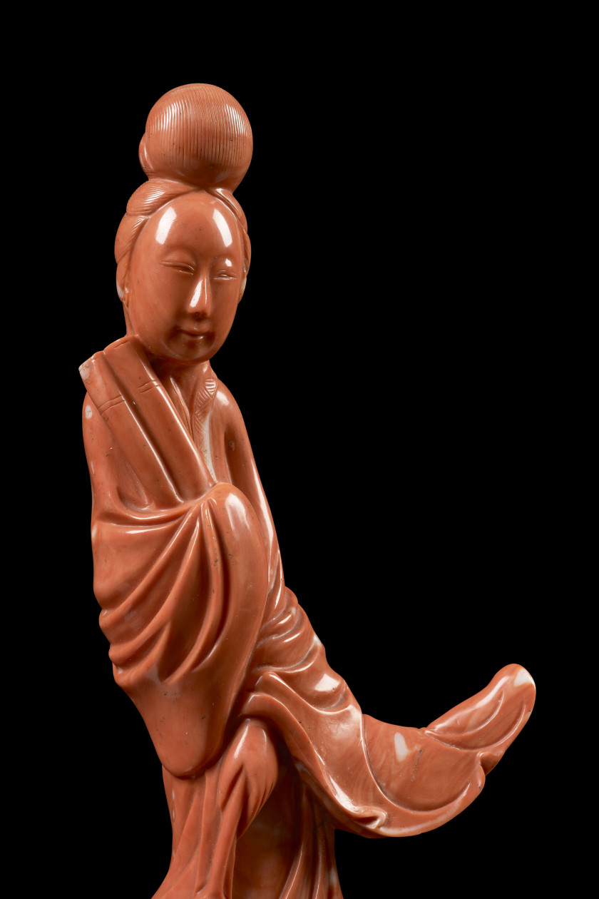 GROUPE EN CORAIL SCULPTÉ, Chine, XXe siècle