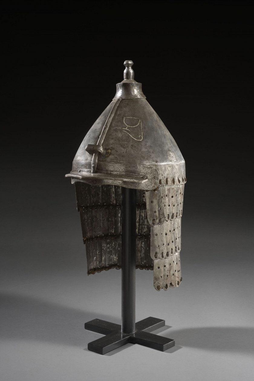 CASQUE EN FER DAMASQUINÉ ARGENT, Sino-tibétain ou Mongolie, XIXe siècle