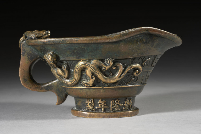 COUPE À LIBATION EN BRONZE AVEC QUATRE CHILONG, Chine, dynastie Qing, XIXe siècle