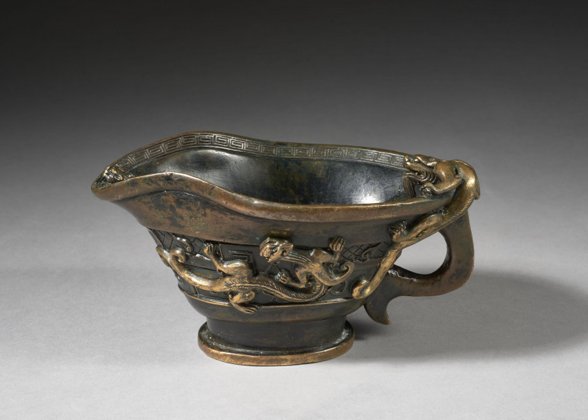 COUPE À LIBATION EN BRONZE AVEC QUATRE CHILONG, Chine, dynastie Qing, XIXe siècle