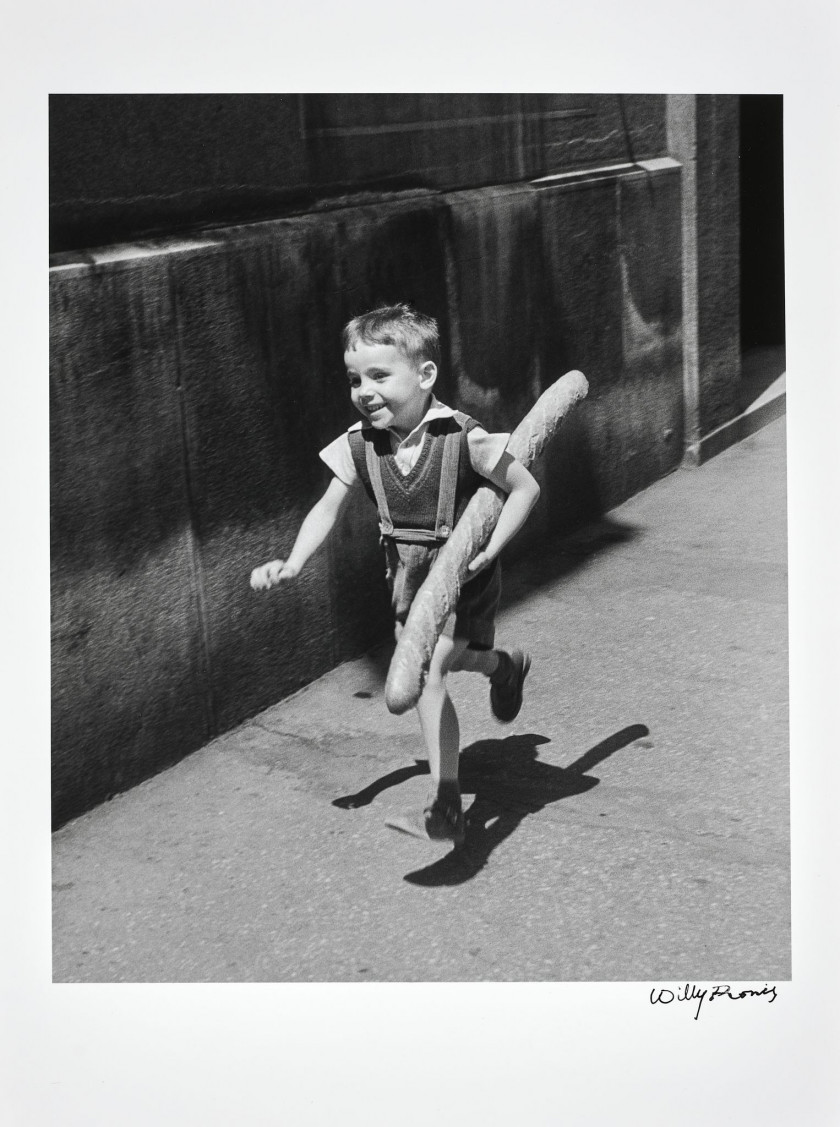 Willy RONIS 1910 - 2009 Le petit parisien - Paris, 1952 Épreuve argentique (2009), signée à l'encre dans la marge inférieure à droit..