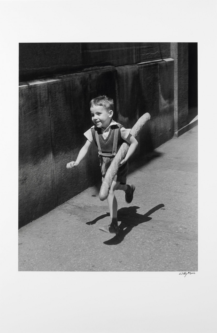 Willy RONIS 1910 - 2009 Le petit parisien - Paris, 1952 Épreuve argentique, signée à l'encre dans la marge inférieure à droite