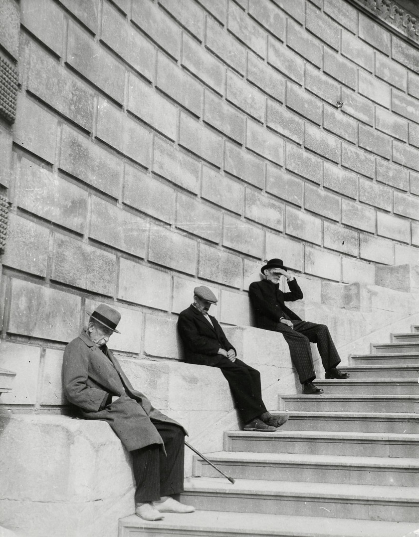 Willy RONIS 1910 - 2009 Marseille, 1938 - Sur les marches du jardin zoologique, Marseille, 1945 Une épreuve argentique d'époque et u..