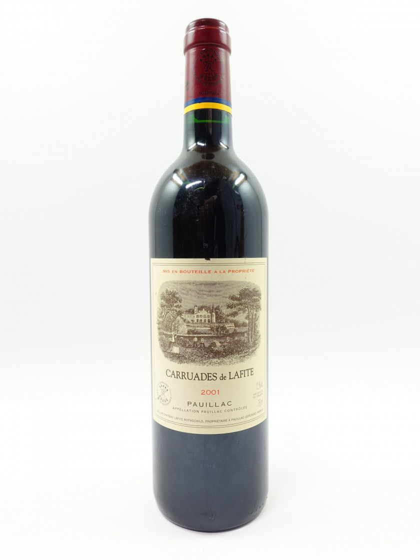 1 bouteille CARRUADES DE LAFITE 2001 Pauillac (léger déchirée)