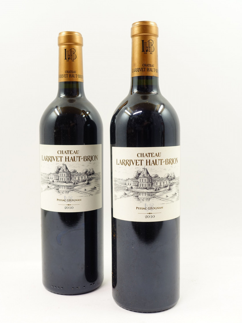 12 bouteilles CHÂTEAU LARRIVET HAUT BRION 2010 Pessac Léognan (1 contre étiquette abimée) Caisse bois d'origine (abimée par l'humidit