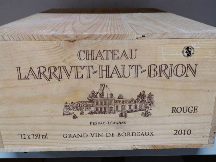 12 bouteilles CHÂTEAU LARRIVET HAUT BRION 2010 Pessac Léognan Caisse bois d'origine