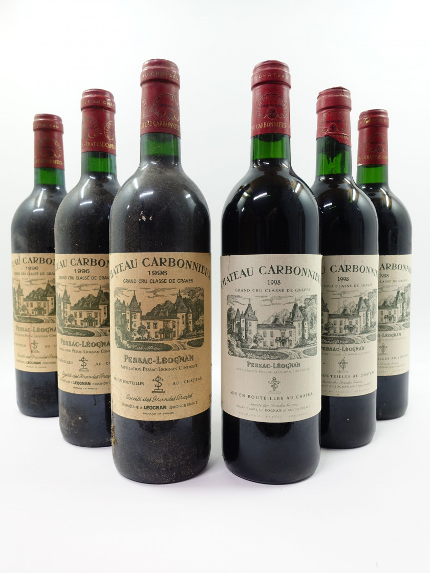 6 bouteilles 3 bts : CHÂTEAU CARBONNIEUX 1996 CC Pessac Léognan (base goulot, étiquettes sales, tachées)