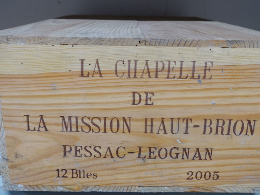 12 bouteilles LA CHAPELLE DE LA MISSION HAUT BRION 2005 Pessac Léognan Caisse bois d'origine