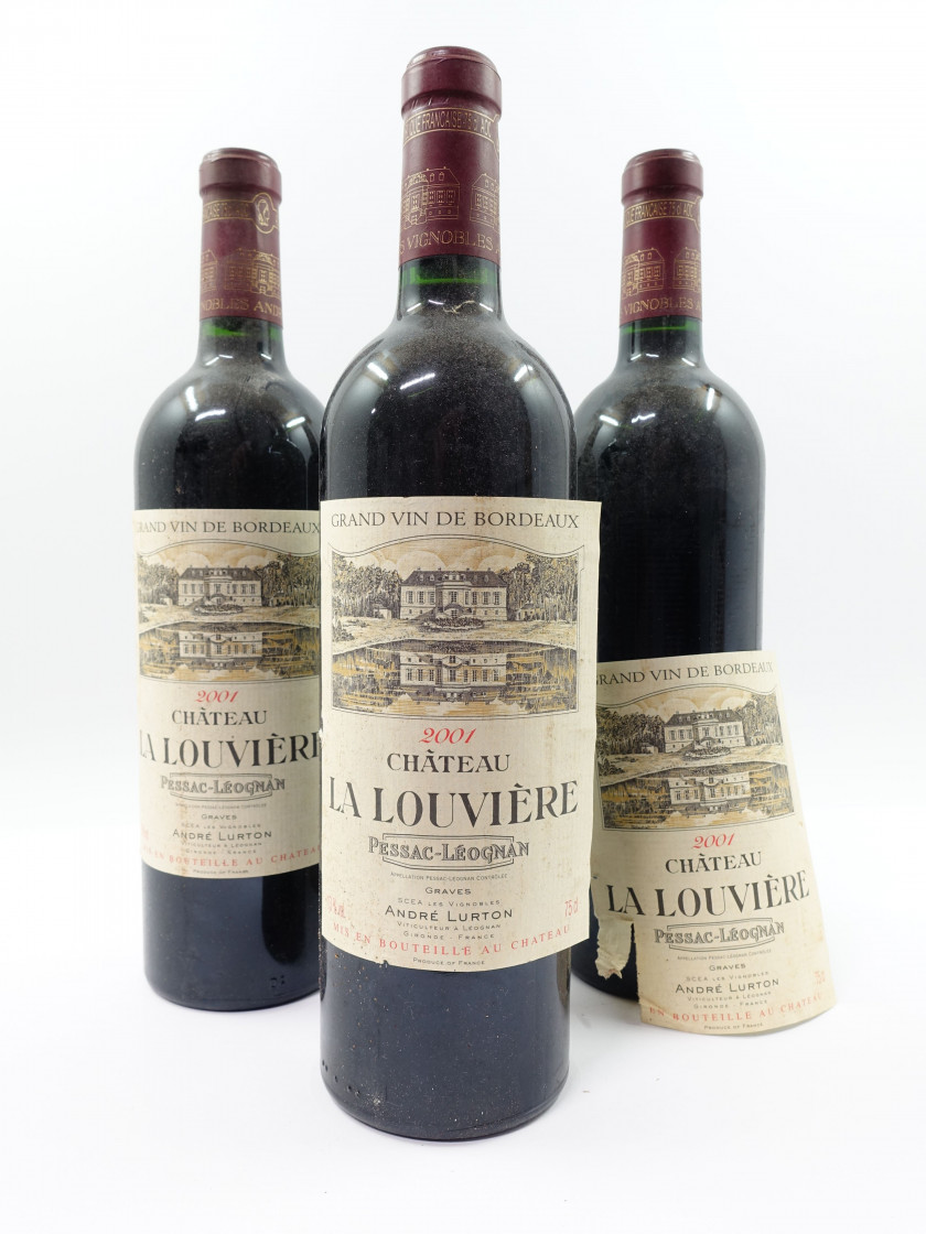 8 bouteilles CHÂTEAU LA LOUVIERE 2001 Pessac Léognan (étiquettes et contre étiquettes tachées