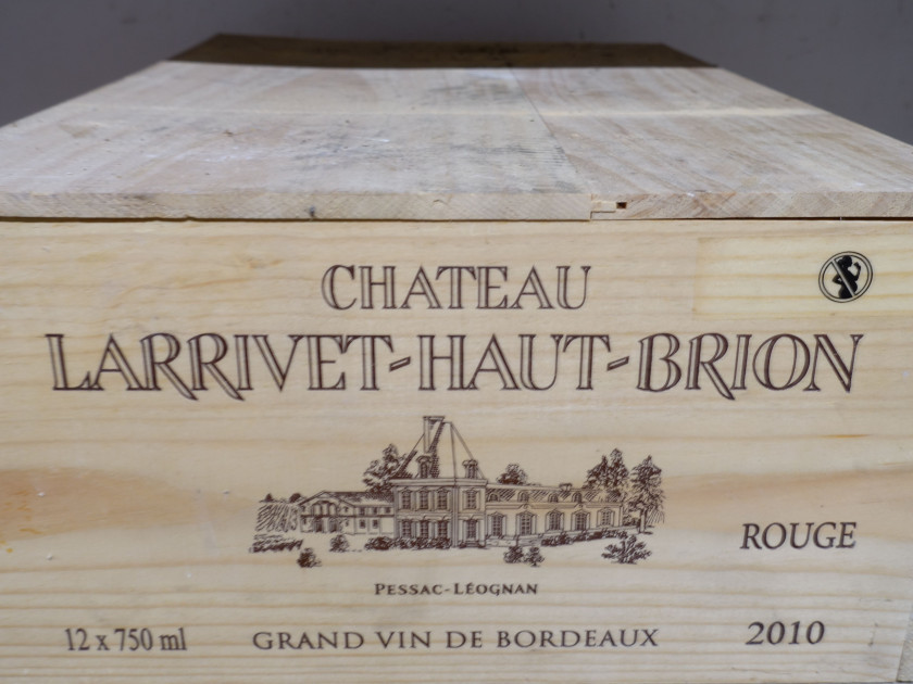 12 bouteilles CHÂTEAU LARRIVET HAUT BRION 2010 Pessac Léognan Caisse bois d'origine