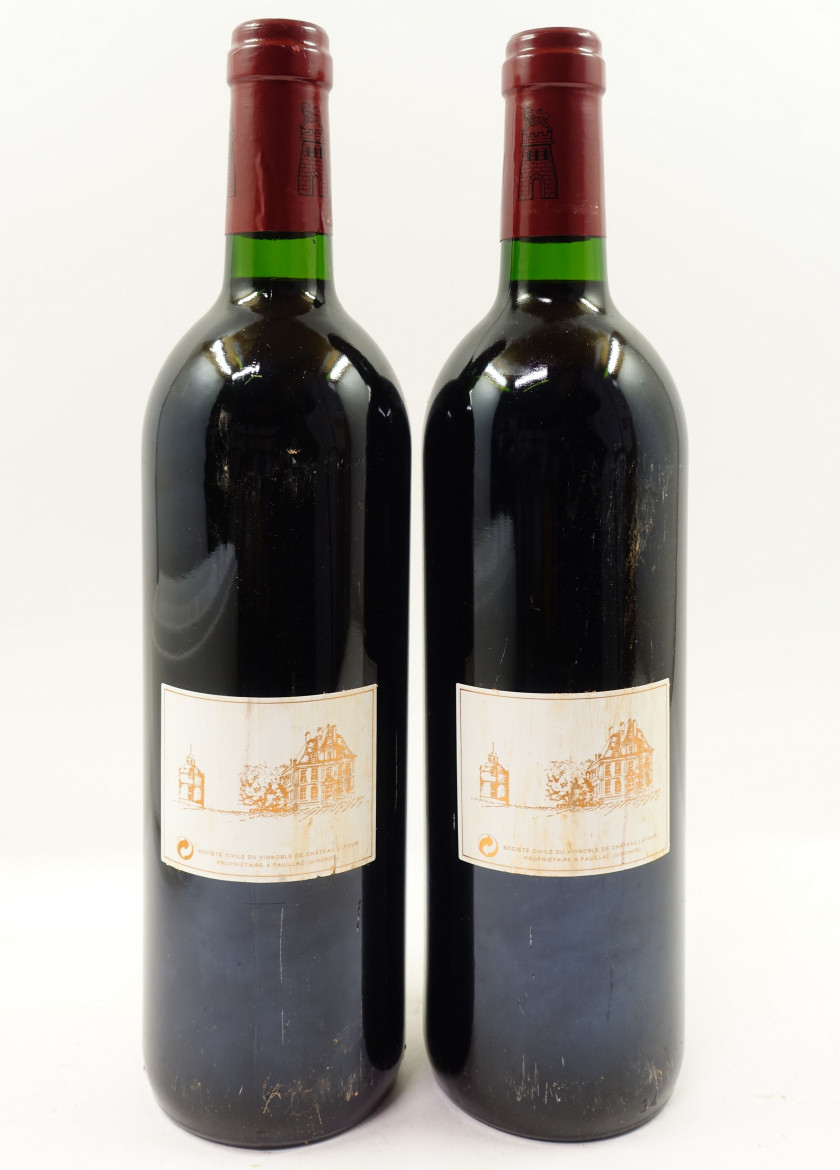 2 bouteilles CHÂTEAU LATOUR 1995 1er GC Pauillac (1 étiquette abimée, 1 léger tachée