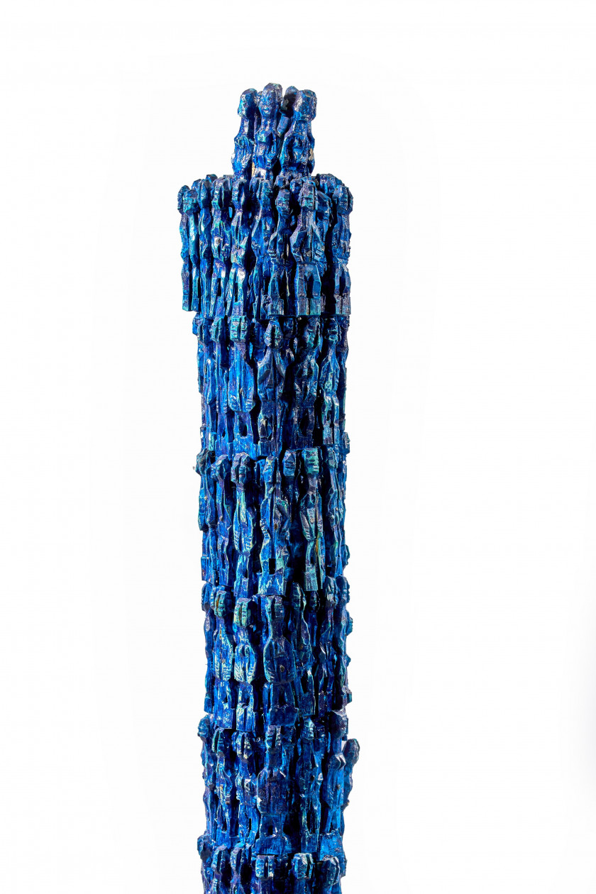 Dominique ZINKPÈ Né en 1969 - Bénin Sans titre (Totem bleu), 2001 Assemblage de personnages en bois sculptés et peints