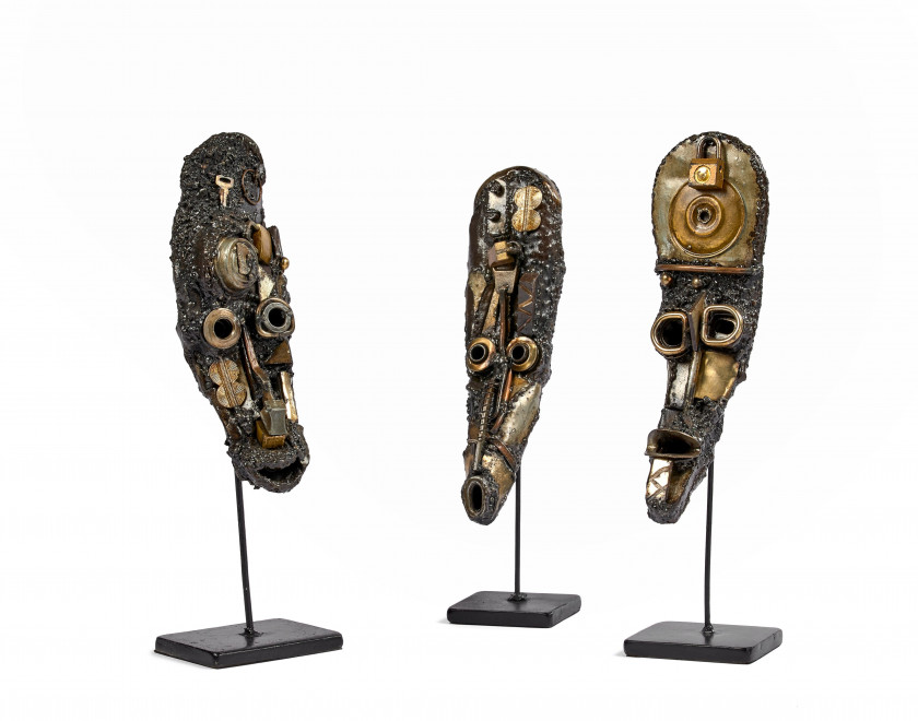 Daniel BAMIGBADE Né en 1982 - Bénin Trois masques Assemblage de métal et petits objets métalliques de récupération