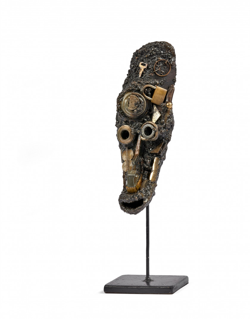 Daniel BAMIGBADE Né en 1982 - Bénin Trois masques Assemblage de métal et petits objets métalliques de récupération