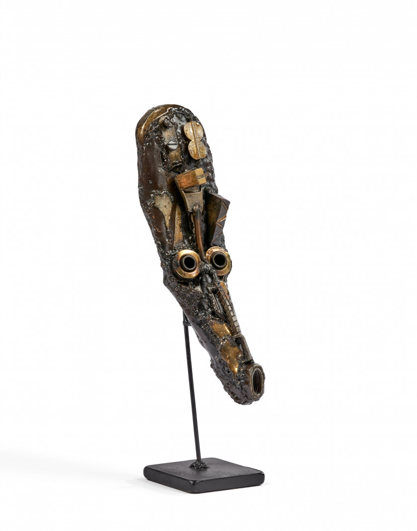 Daniel BAMIGBADE Né en 1982 - Bénin Trois masques Assemblage de métal et petits objets métalliques de récupération