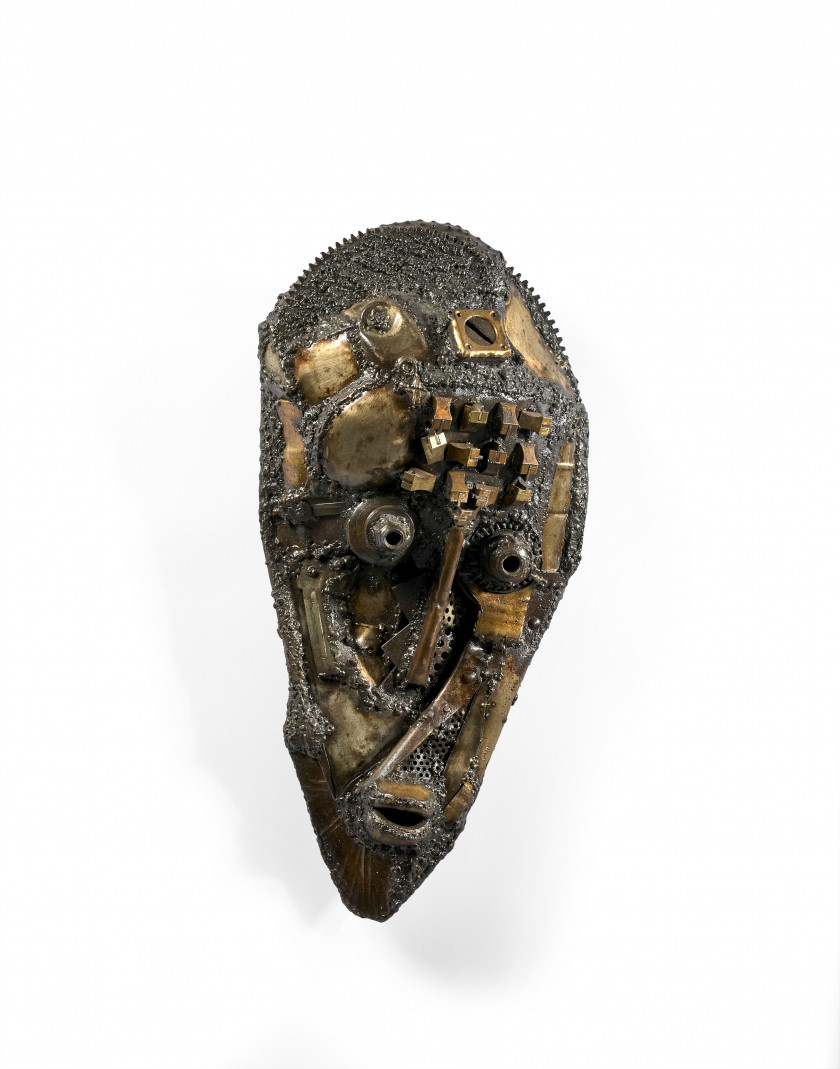 Daniel BAMIGBADE Né en 1982 - Bénin Trois grands masques Assemblage de métal et petits objets métalliques de récupération