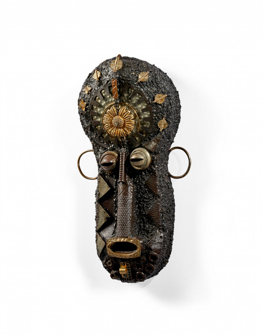 Daniel BAMIGBADE Né en 1982 - Bénin Trois grands masques Assemblage de métal et petits objets métalliques de récupération