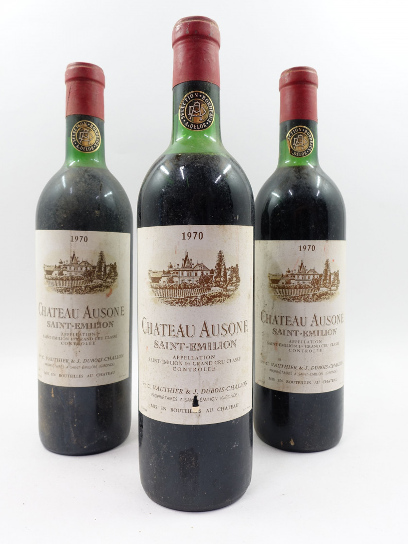 12 bouteilles CHÂTEAU AUSONE 1970 1er GCC (A) Saint Emilion (3 légèrement bas