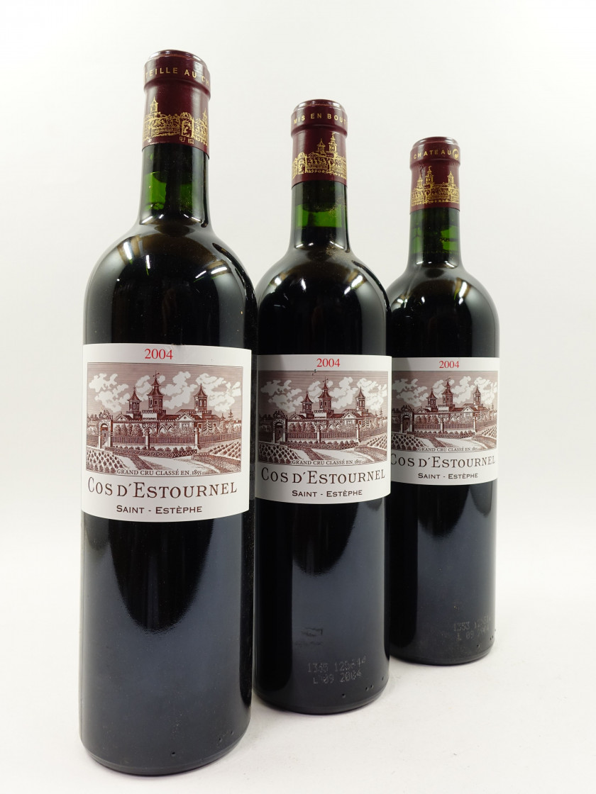12 bouteilles CHÂTEAU COS D'ESTOURNEL 2004 2è GC Saint Estèphe (2 étiquettes léger griffées