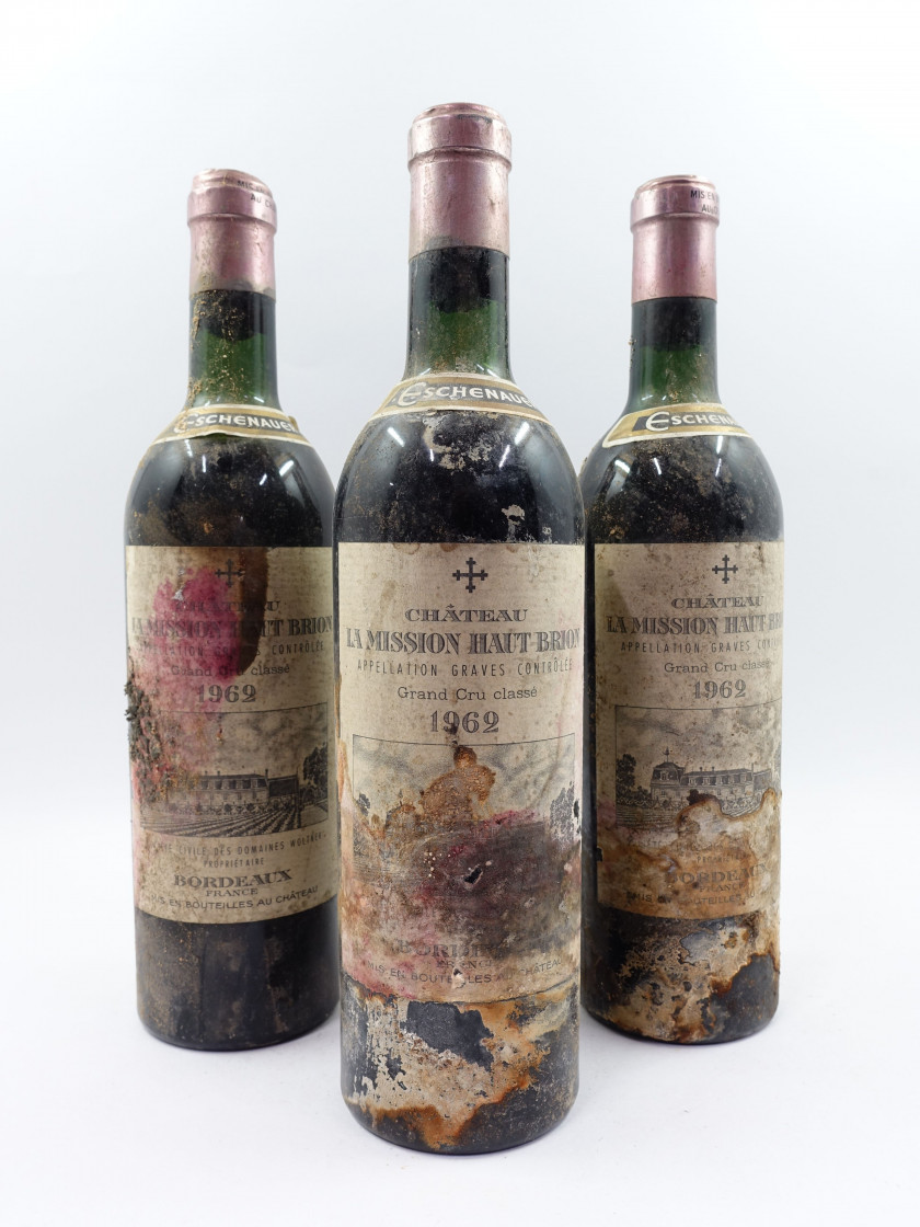 12 bouteilles CHÂTEAU LA MISSION HAUT BRION 1962 CC Pessac Léognan (2 légèrement bas, 7 haute épaule, 3 mi-épaule
