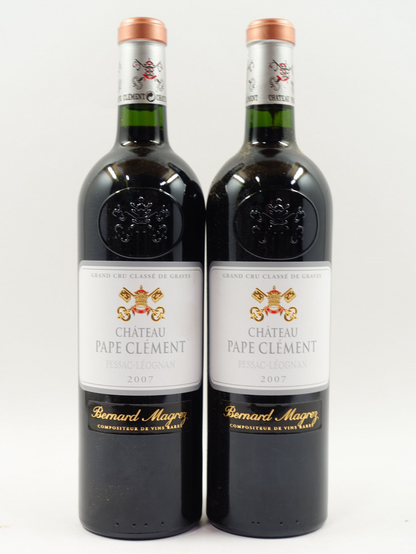 8 bouteilles CHÂTEAU PAPE CLEMENT 2007 CC Pessac Léognan (1 étiquette léger tachée)